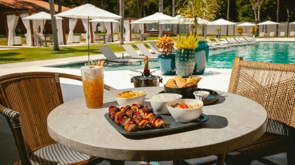 Bar da piscina do Sanma Hotel perfeito para drinks