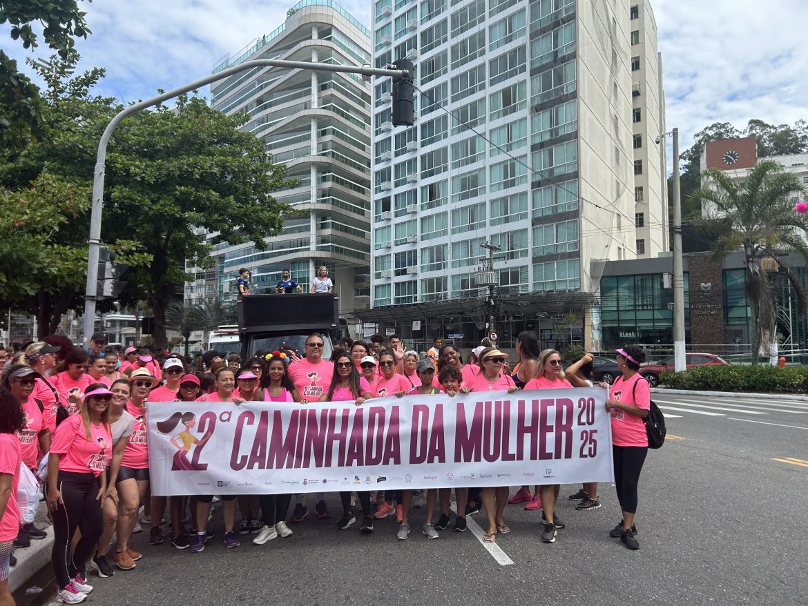 O mastologista Rodrigo Souto acompanhou a caminhada que coloriu e lotou a orla da Boa Viagem a Icaraí