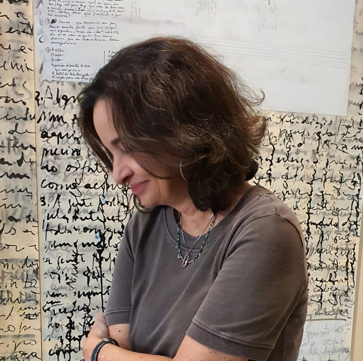 Artista Cláudia Lyrio promove visita guiada a sua exposição “O Manuscrito”, no Paço Imperial