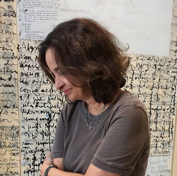 Artista Cláudia Lyrio promove visita guiada a sua exposição “O Manuscrito”, no Paço Imperial
