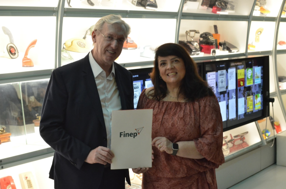 Celso Pansera, presidente da Finep, e Sara Crosman, presidente do instituto Oi Futuro, na assinatura do convênio