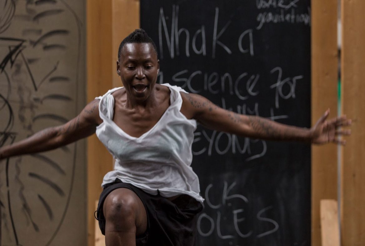 Oficina Nhaka - Retrato da Artista Nora Chipaumire (Foto de Jesus Robisco/ Divulgação)