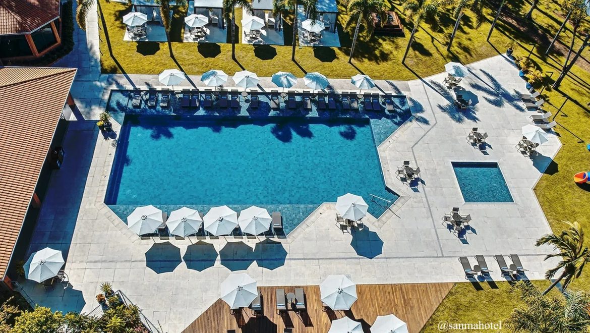 Piscina do Sanma Hotel deck e instruções ao redor