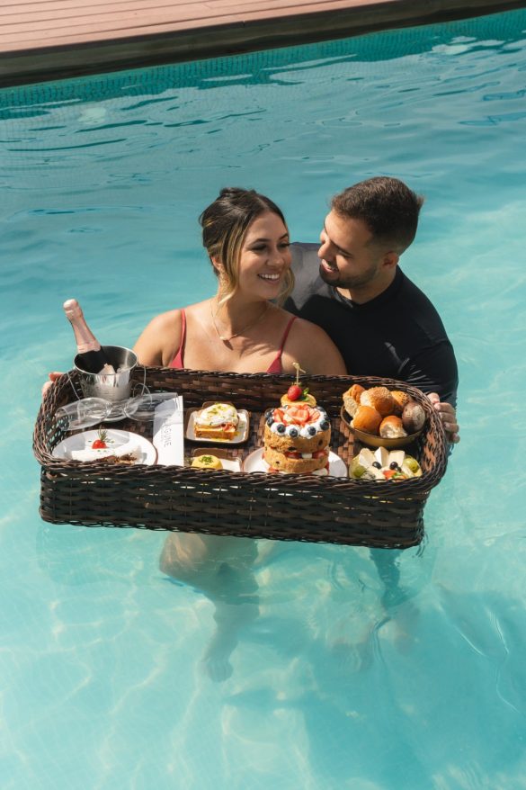 Lagune Barra Hotel lança experiência exclusiva de café da manhã flutuante na piscina