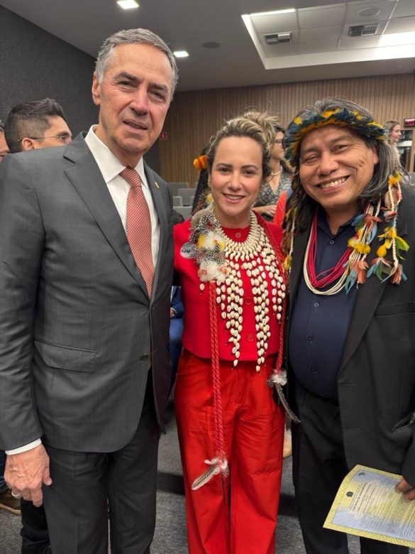 Carina Alves com o Ministro e Presidente do Supremo Tribunal Federal, Luís Roberto Barroso e o escritor indígena, Daniel Munduruku Carina Alves com o Ministro e Presidente do Supremo Tribunal Federal, Luís Roberto Barroso e o escritor indígena, Daniel Munduruku