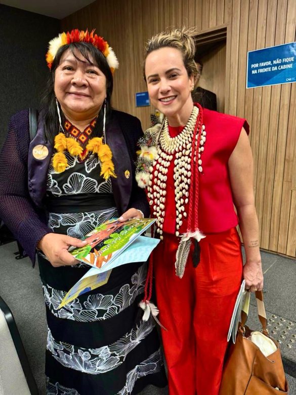 Carina Alves com a Presidente da Funai, Joenia Wapichana Carina Alves com a Presidente da Funai, Joenia Wapichana