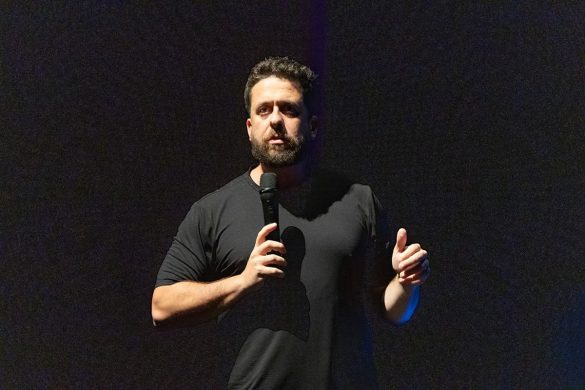 Mauricio Meirelles em 'Webbullyng", no Teatro Multiplan