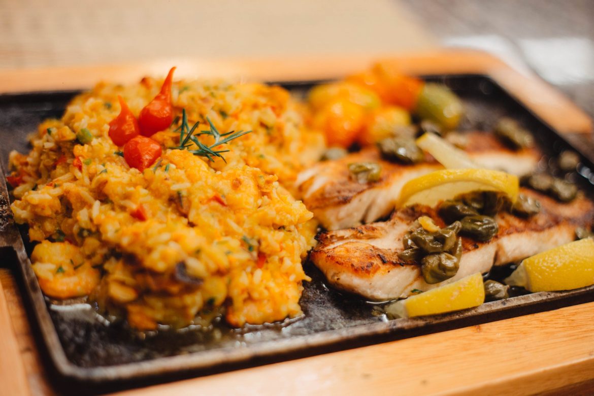 Camaräo Del Mar – Peixe grelhado com Alcaparras e arroz de açafräo Camaräo Del Mar - Peixe grelhado com Alcaparras e arroz de açafräo