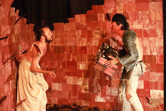 Pequena Companhia de Teatro - Velhos caem do céu como canivetes - Atores Jorge Choairy (esq) e Cláudio Marconcine - Foto de Guto Muniz