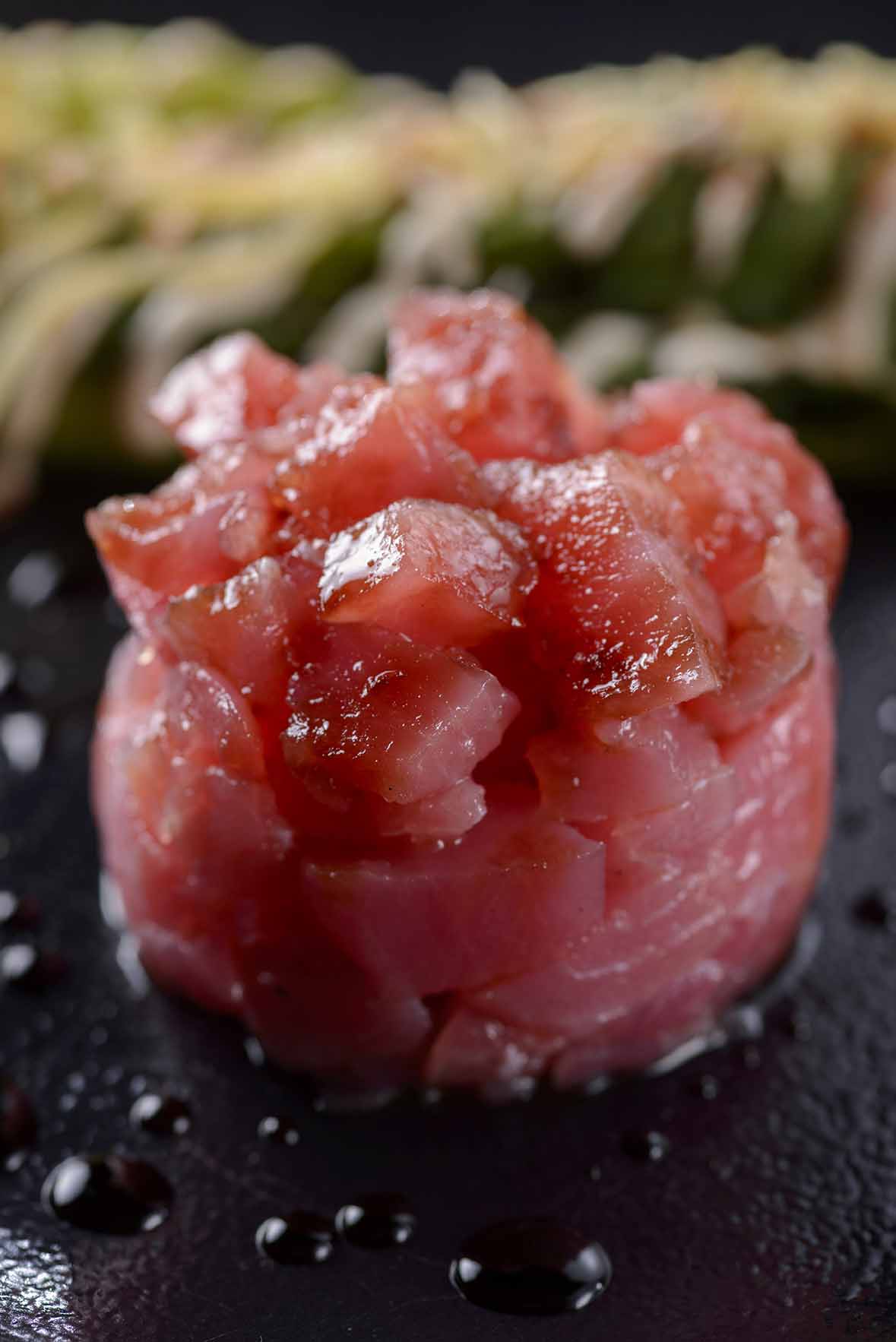 Páscoa nos restaurantes 7 Tartar de atum, alface grelhada e molho caesar - Foto: Alexander Landau
