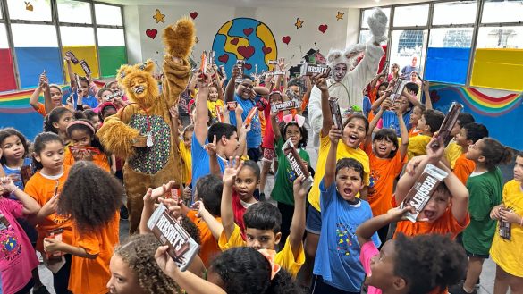 Ação de Páscoa: Favela Mundo distribui chocolates para cerca de 1 mil crianças atendidas pelo projeto social