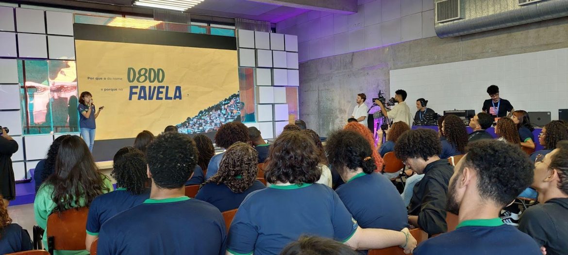 Um aplicativo que auxilia meninas com cabelos crespos e cacheados a escolherem produtos saudáveis e acessíveis para cuidarem de seus fios; um jogo de terror 3D sobre um experimento de Inteligência Artificial; um documentário sobre a visão invejada da sociedade sobre a vida nas favelas. São diversos os temas e formatos de projetos idealizados por alunos do NAVE - Colégio Estadual José Leite Lopes , no Andaraí, zona norte do Rio, que serão apresentados e avaliados por uma banca de especialistas do mercado em um episódio inédito do programa “Desafio nas Escolas” no dia 28 de abril, às 21h30, no Canal Futura. Chegando a sua quarta temporada em 2025, o programa acompanha estudantes da rede pública do Rio de Janeiro em desafios criativos que extrapolam os limites da sala de aula. No segundo episódio da nova temporada, dez projetos de alunos do terceiro ano do NAVE, nas áreas de games, aplicativos, audiovisual e design , foram selecionados para um desafio de empreendedorismo. Os estudantes responsáveis pelas propostas participaram de mentorias de pitching ministradas pelos profissionais da Agenda Edu Bemobi: Pietro Occiuzzi, Diretor de Produto e Marketing, e Anderson Morais, Cofundador, os orientaram sobre como melhor divulgar e vender suas ideias diante do público. Semanas após os treinamentos, os alunos apresentaram seus projetos autorais para uma banca de especialistas do mercado durante o Hacktudo, evento de tecnologia realizado na Cidade das Artes em outubro de 2024. Entre os avaliados, estavam profissionais como a CEO da Swiss International School , Carolina Vieira, e a Diretora de Marketing da OLX, Mirella Mendonça. A banca avaliou quesitos como originalidade, aplicabilidade e qualidade do pitch dos projetos, e decidiu que o desafio do NAVE fosse cumprido. O resultado vai ao ar no próximo dia 28, às 21h30, no Canal Futura, e também ficará disponível no Globoplay. A produção do “Desafio nas Escolas” é da Araucária Agência Cultural, de Miguel Colker, com coprodução do Canal Futura. Entre os projetos de destaque apresentados durante o pitching profissional, está o aplicativo Curly Gang , da aluna Mayra Nascimento. Segundo uma estudante, muitas meninas têm dificuldade em pentear seus cabelos a partir de uma certa idade e acabam por danificá-los por falta de tratamento adequado, levando a problemas de autoestima e discriminação pela aparência. Por isso, a ideia do app é trazer dicas de penteados e indicação de produtos acessíveis, ensinando ainda hidratações naturais possíveis de fazer em casa, sem muito material. "O intuito do Curly Gang é ajudar principalmente pessoas crespas, cacheadas e onduladas a cuidarem de seus cabelos. Apresentar esta proposta para uma banca de especialistas em um programa de TV foi uma experiência diferente e divertida, que vai fazer com que mais pessoas conheçam minha ideia", declarou Mayra. "O 'Desafio nas Escolas' mostra como o ambiente escolar pode ser um celeiro de ideias inovadoras e potentes quando se une escuta, afeto e oportunidade. Ver esses jovens ganhando espaço para apresentar suas ideias com segurança e brilho nos olhos é emocionante e transformador", afirma Miguel Colker, diretor geral do projeto. Para Paulo Dary, diretor artístico do “Desafio nas Escolas”, o impacto social da iniciativa é visível: "A cada temporada, vemos estudantes que nunca se imaginaram como protagonistas sendo ouvidos, valorizados e respeitados por suas ideias e vivências. Isso transforma trajetórias, fortalece vínculos com a educação e abre caminhos reais para o futuro." NAVE celebra chegada de novos parceiros em 2025 A apresentação na rede nacional de projetos multimidiáticos criados pelos alunos do NAVE ocorre também em um momento de celebração do programa de ensino pela chegada de novos parceiros. Visando ampliar o impacto na formação de jovens nas carreiras de games, programação e economia criativa, o NAVE passa a contar, em 2025, com copatrocínio da TCS, apoio da Bemobi, da Wilson Sons e do Governo Federal , por meio da Lei Federal de Incentivo à Cultura - Lei Rouanet, através do projeto Decola NAVE. “Os projetos apresentados pelos estudantes do NAVE no 'Desafio nas Escolas' são apenas alguns exemplos das inúmeras soluções criativas impulsionadas por este programa de ensino há quase 20 anos. Nosso objetivo é não apenas formar profissionais capacitados para atender às demandas do mercado de trabalho, mas também apoiar o desenvolvimento de indivíduos responsáveis, criativos e capazes de liderar a próxima geração de inovações no campo da tecnologia e da economia criativa. A chegada de novos patrocinadores contribui ainda mais para a qualificação do ensino e a concessão de novas oportunidades profissionais para nossos alunos”, afirma Aline Almeida, Gerente de Educação, Inovação Social e Comunicação do instituto Oi Futuro. Os novos parceiros chegam para apoiar três iniciativas do NAVE: o curso de Programação Full Stack e de Jogos Digitais do NAVE; a Órbita - Trajetórias Educacionais, uma plataforma virtual de formação e desenvolvimento de educadores do Oi Futuro; e o curso online e gratuito “Criando meu primeiro jogo digital”, para introdução a ferramentas e conceitos para a criação de jogos. Fundado em 2006, o NAVE foi criado pelo instituto Oi Futuro e pelas secretarias de Estado de Educação do Rio de Janeiro e de Pernambuco, oferecendo ensino médio integrado à Educação Profissional e Tecnológica com formações externas às áreas de economia criativa e tecnologia. Unindo o conceito de escolas públicas de Ensino Médio a cursos técnicos profissionais de Multimídia e de Programação Full Stack e de Jogos Digitais, o programa já formou mais de quatro mil alunos. O Desafio nas Escolas é uma realização da PDC Produções e, desde sua estreia, já conta com quatro temporadas exibidas na rede nacional pelo Canal Futura. A quinta temporada do programa já está lançada e promete ampliar ainda mais o impacto da iniciativa na formação de jovens da rede pública. A quarta temporada do Desafio nas Escolas é apresentada pela Prefeitura da Cidade do Rio de Janeiro e Secretaria Municipal de Cultura. Desafio nas Escolas Patrocínio: Mosaico, Dataprev, Multiterminais, Grupo OLX, BTG Pactual, Bemobi, Agenda Edu by Bemobi, Hilton Copacabana, Secretaria Municipal de Cultura e Prefeitura da Cidade do Rio de Janeiro. Apoio: SIS Swiss International School, Domingues e Pinho Contadores e Parceiros da Educação. Apoio de Mídia: Itabus. Apoio Institucional: Secretaria de Estado de Educação do Rio de Janeiro. Coprodução: Canal Futura Produção: Araucária Agência Cultural Correalização: Futuro pela Educação Realização: PDC Produções Sobre o Programa NAVE Desenvolvido há 19 anos pelo instituto Oi Futuro em parceria com as secretarias estaduais de educação do Rio de Janeiro e Pernambuco, o Programa NAVE (Núcleo Avançado em Educação) oferece Ensino Médio integrado à Educação Profissional e Tecnológica, formando jovens para as economias digitais e criativas. O NAVE desenvolve, implementa e compartilha metodologias inovadoras de ensino-aprendizagem, fazendo uso pedagógico de novas tecnologias. Com cursos de Multimídia e de Programação Full Stack e de Jogos Digitais, o programa oferece aos jovens uma educação integral: para o mercado de trabalho e para a vida. Em 2025, novos parceiros se juntam ao Programa NAVE através do projeto Decola Nave, que passa a contar com o copatrocínio da TCS, o apoio da Bemobi, da Wilson Sons e do Governo Federal, por meio da Lei Federal de Incentivo à Cultura . Sobre o instituto Oi Futuro Fundado em 2001, o instituto Oi Futuro desenvolve e cocria projetos de Cultura e Educação pelo Brasil, impulsionando a construção de futuros mais inclusivos e sustentáveis. No campo da cultura, uma entidade é gestora do Futuros - Arte e Tecnologia, centro cultural carioca com galerias de arte, teatro multiuso e o Musehum - Museu das Comunicações e Humanidades, que exibe parte do maior acervo da história das comunicações no país e oferece experiências interativas sobre o impacto das tecnologias nas relações humanas. O instituto Oi Futuro também atua no fomento e desenvolvimento do ecossistema da Economia Criativa, promovendo ciclos de melhoria de iniciativas que têm a transformação social como propósito principal. Na área de educação, além do Programa NAVE, o instituto é gestor da plataforma Órbita, que tem o objetivo de oferecer formações gratuitas para profissionais que trabalham com Educação em todas as redes de ensino do país. Os cursos remotos e autoinstrucionais oferecidos dialogam com os desafios do nosso tempo e apoiam caminhos em torno do pleno desenvolvimento dos estudantes. Sobre a Tata Consultancy Services (TCS) A Tata Consultancy Services é uma empresa de serviços de TI, consultoria e soluções de negócios que colabora com muitas das maiores empresas do mundo em seus processos de transformação há mais de 56 anos. Seu portfólio de serviços e soluções de negócios, tecnologia e engenharia, liderado por consultoria e fornecido por inteligência cognitiva, é fornecido por meio de seu modelo exclusivo de entrega Location Independent Agile™, reconhecido como referência em excelência em desenvolvimento de software. Como parte do Tata Group, o maior grupo empresarial multinacional da Índia, a TCS tem mais de 607.000 consultores altamente explorados em 55 países. A empresa gerou receitas consolidadas de US$ 29 bilhões no ano fiscal encerrado em 31 de março de 2024 e está listada na BSE e NSE na Índia. A postura proativa da TCS em relação às mudanças climáticas e seu trabalho premiado com comunidades em todo o mundo renderam um lugar nos principais índices de sustentabilidade, como o MSCI Global Sustainability Index e o FTSE4Good Emerging Index. Para obter mais informações, visite tcs.com . Sobre a Bemobi Nascida no Brasil, mas com atuação global, a Bemobi é uma empresa de tecnologia pioneira com foco na oferta de soluções e plataformas móveis para pagamentos digitais, engajamento de clientes, microfinanças e serviços digitais. Sobre a Wilson Sons Reconhecida pela sua ampla experiência de mais de 187 anos, a Wilson Sons tem abrangência nacional e oferece soluções completas para mais de 5 mil clientes, incluindo armadores, importadores e exportadores, indústria de energia offshore, projetos de energia renovável, setor do agronegócio, além de outros participantes em diversos segmentos da economia.