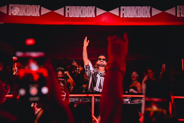 FUNKBOX com Dennis DJ tem edição especial na próxima sexta com open bar no Joá