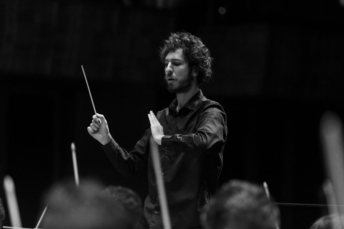 O maestro André Bachur, regente-adjunto da OCAM desde 2020, comandará a orquestra na programação de abril (Foto: Heloisa Bortz)