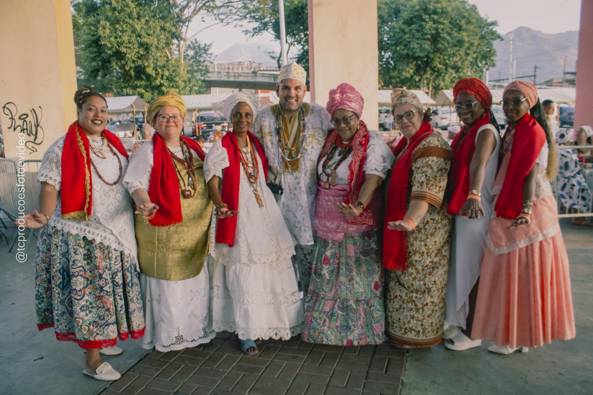 Bàbá Rodrigo Gonçalves com a Confraria das Aloyás