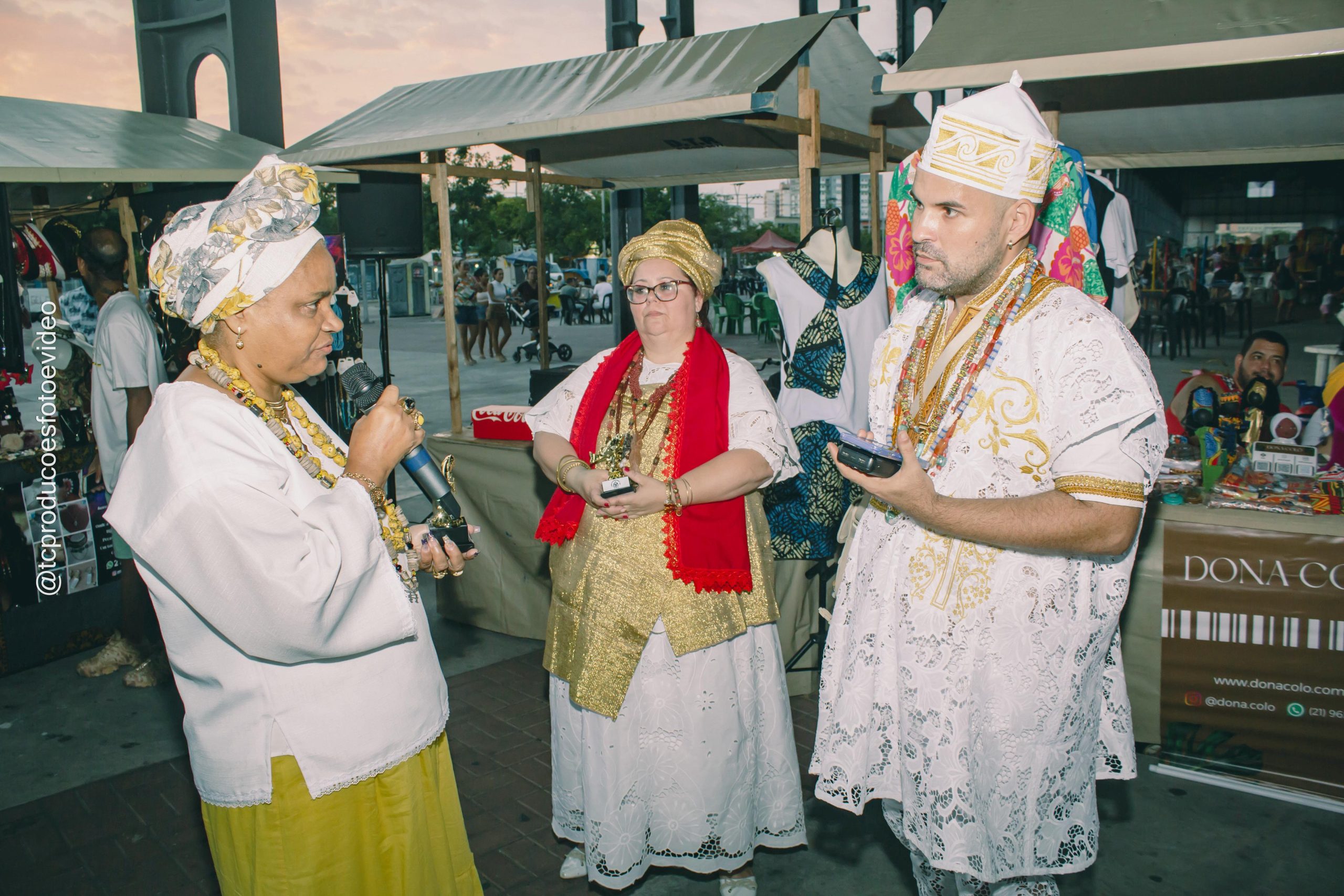 Awo - Encontro do Povo de Axé movimenta a Praça Mauá no dia 18 de maio 7 Iyá Janaína de Osaniyn sendo homenageada pela direção do evento . Élida Teles é Bàbá Rodrigo Gonçalves