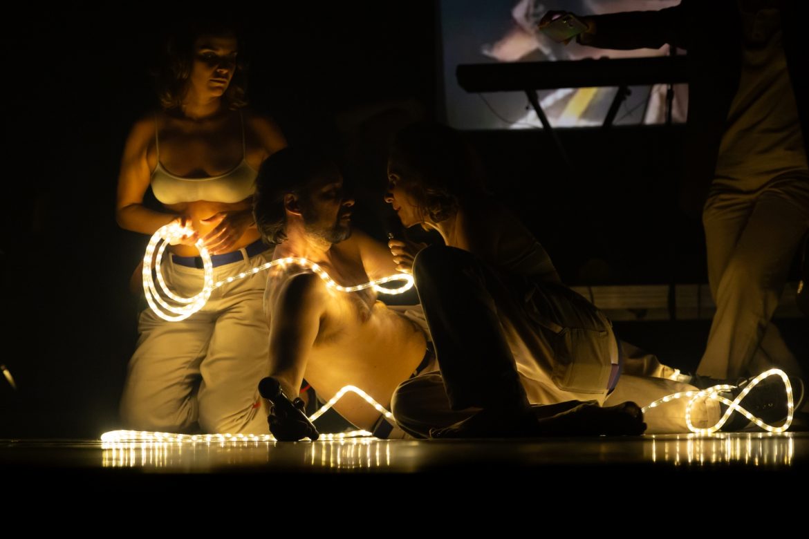 2+2 = 5 - A ATA – Agrupação Teatral Amacaca - Foto de Gleyka Vieira