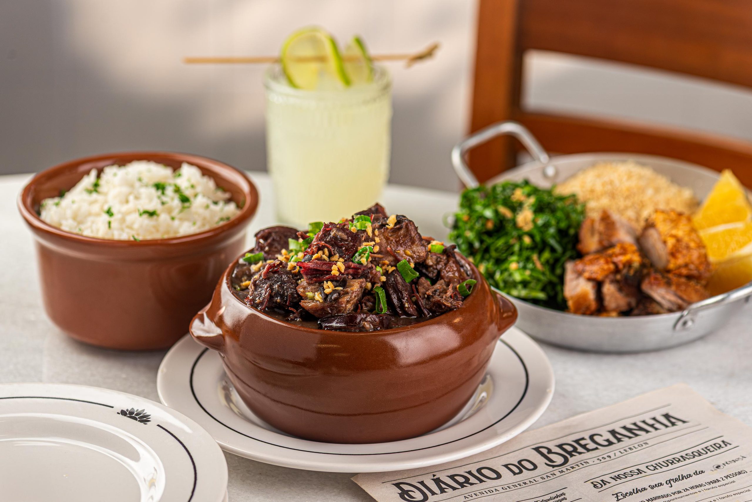 Antiquário do Breganha: bar, restaurante e um mergulho afetivo ganha espaço no coração do Leblon 10 Antiquário do Breganha - Feijoada - Foto: Tomás Vélez