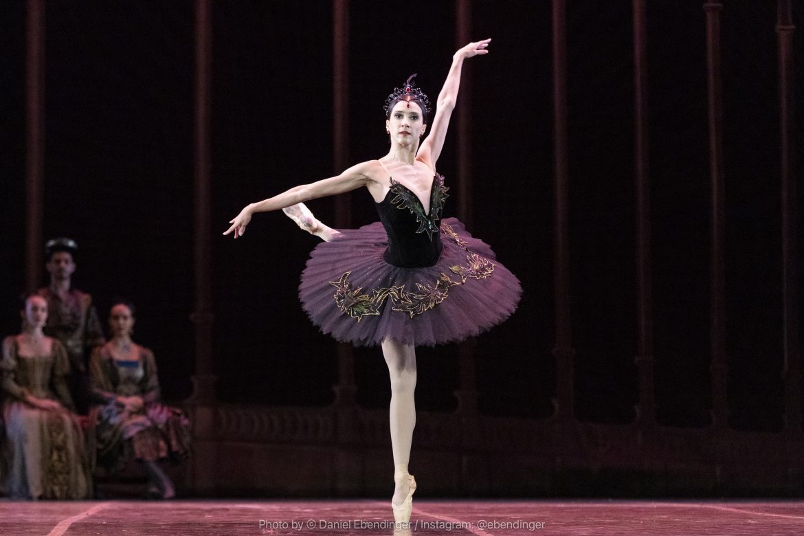 Bailarina Juliana Valadão na montagem de O Lago dos Cisnes, no Municipal. Foto: Daniel Ebendinger