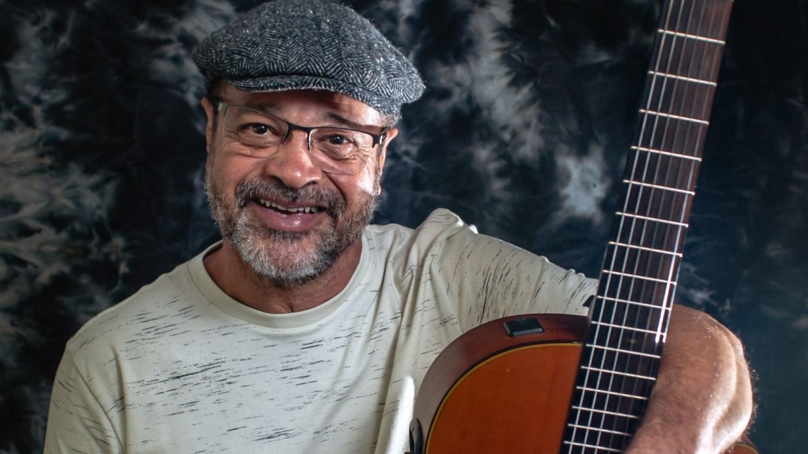 Cantor Amarildo Silva celebra 30 anos de carreira com show no Teatro Brigitte Blair