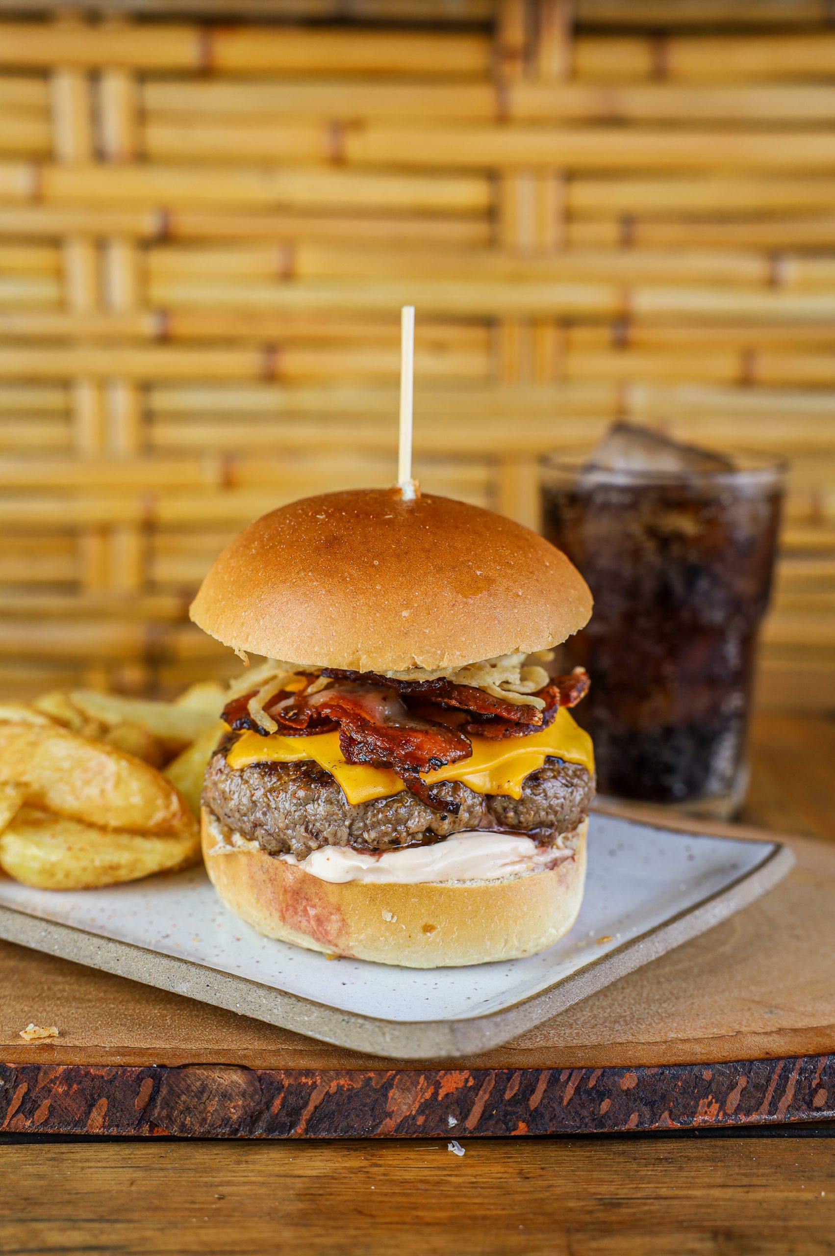 Dia do Hambúrguer: 4 lugares no Rio para comemorar com muito sabor 7 Clássico Beach Club - Burger B.B