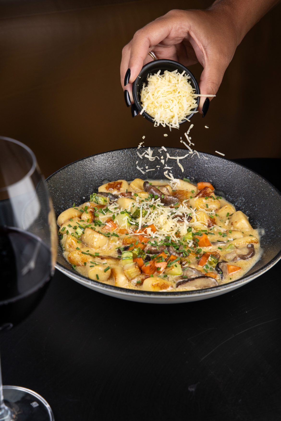 Pato com laranja - Gnocchi com molho de cogumelos trufado - Foto: Tomas Rangel