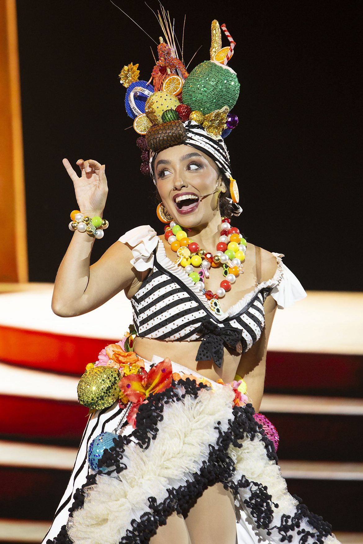 Daruã Góes interpreta Carmen Miranda