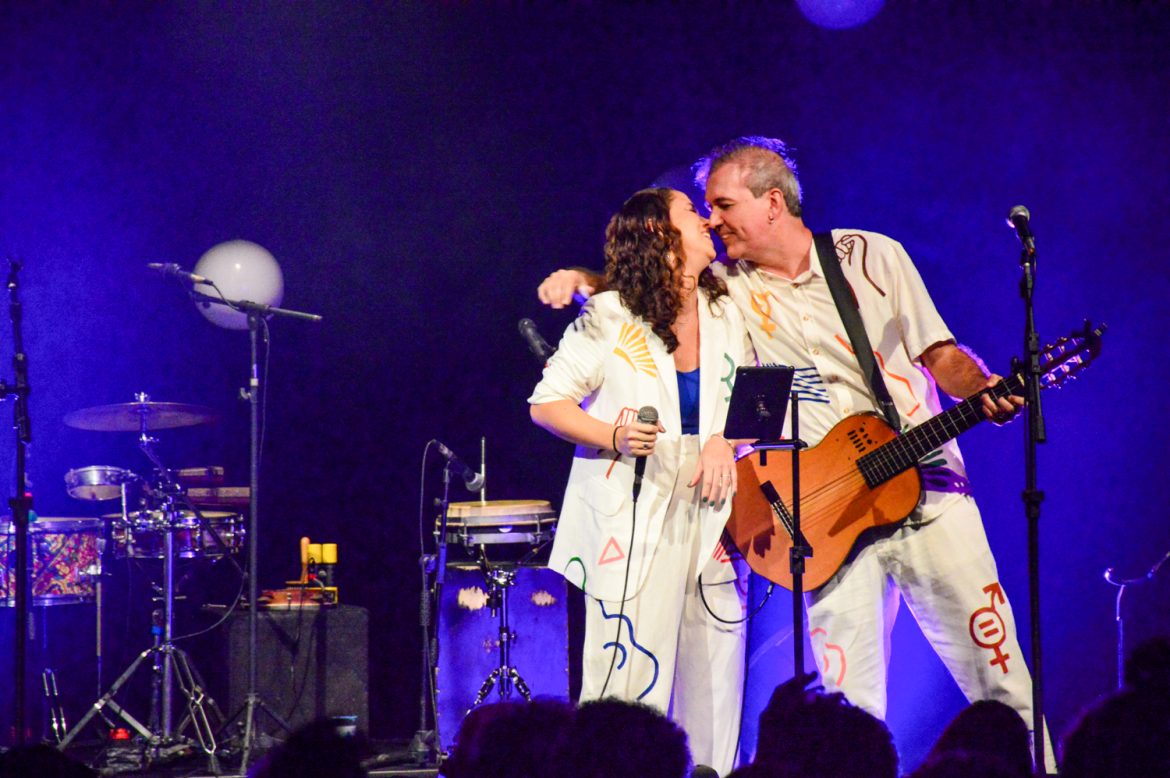 Espetáculo Versos e Versões chega ao Teatro Riachuelo com participação de Paulinho Moska