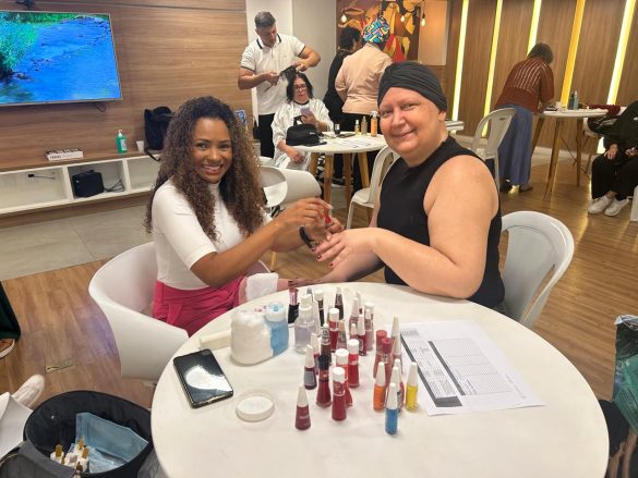 A manicure Renata com a paciente Rozana A manicure Renata com a paciente Rozana