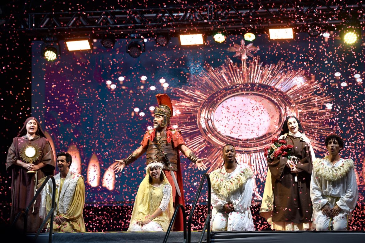 Fernanda Misailidis interpreta Maria no Auto de Corpus Christi 2025 no coração do Rio