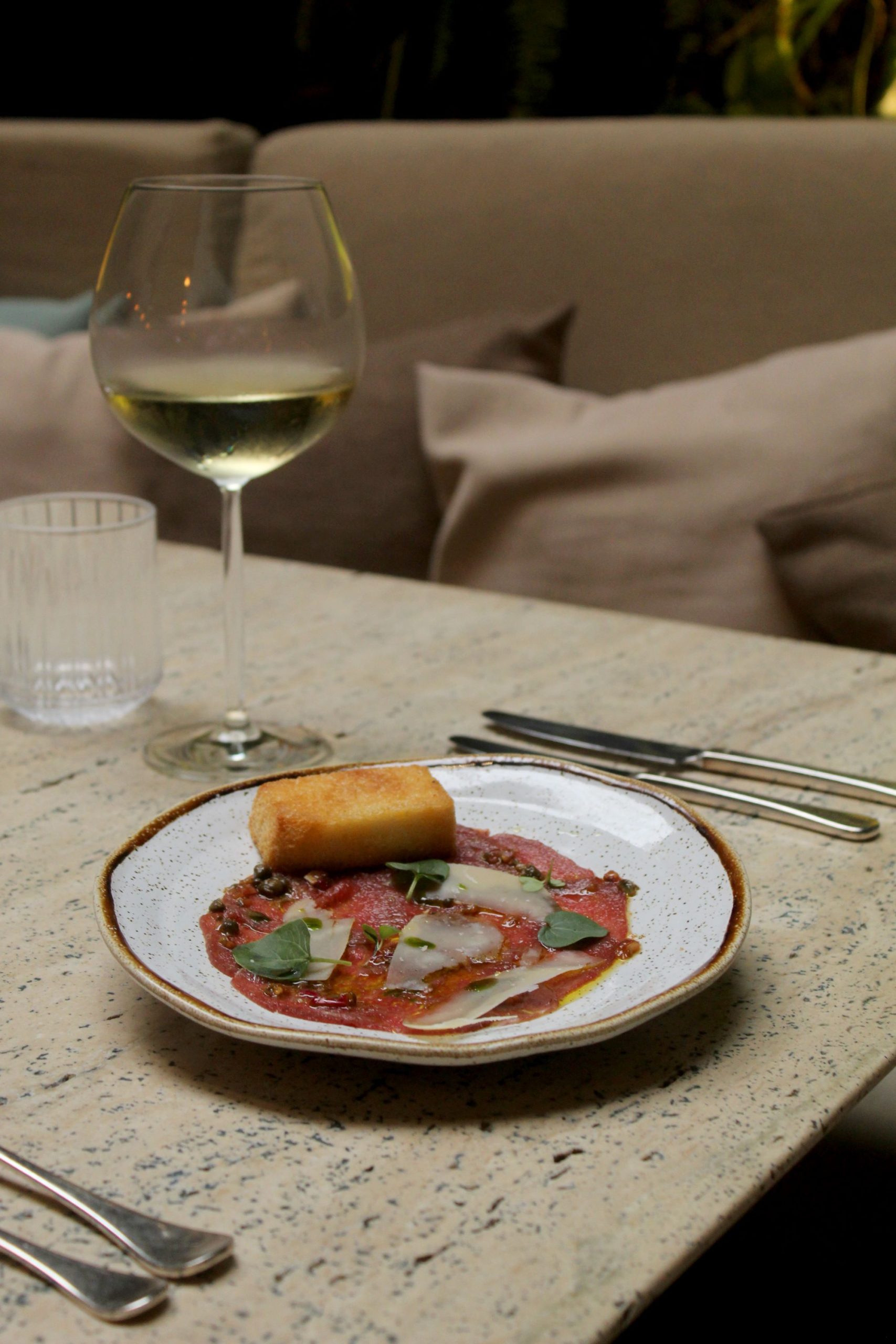 29ª edição da Rio Restaurant Week chega em sua última semana 7 Carpaccio de carne com alcaparras, toast de brioche e grana padano Emile