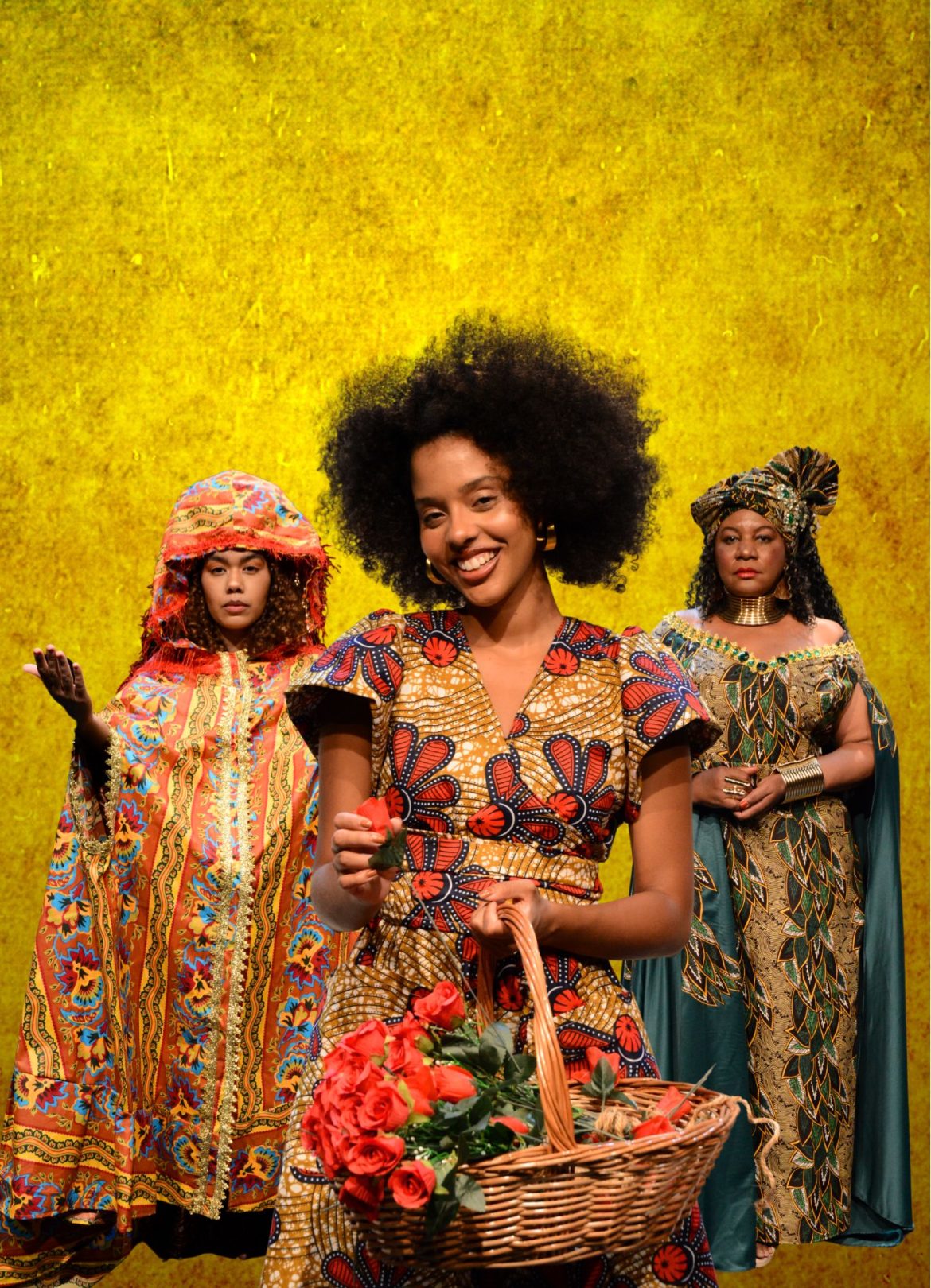 Cinderela Negra - Oba (Isabele Brum - E), Cinderela ( Larissa das Nupcias) e Mama (Rô Sant'Anna - D)