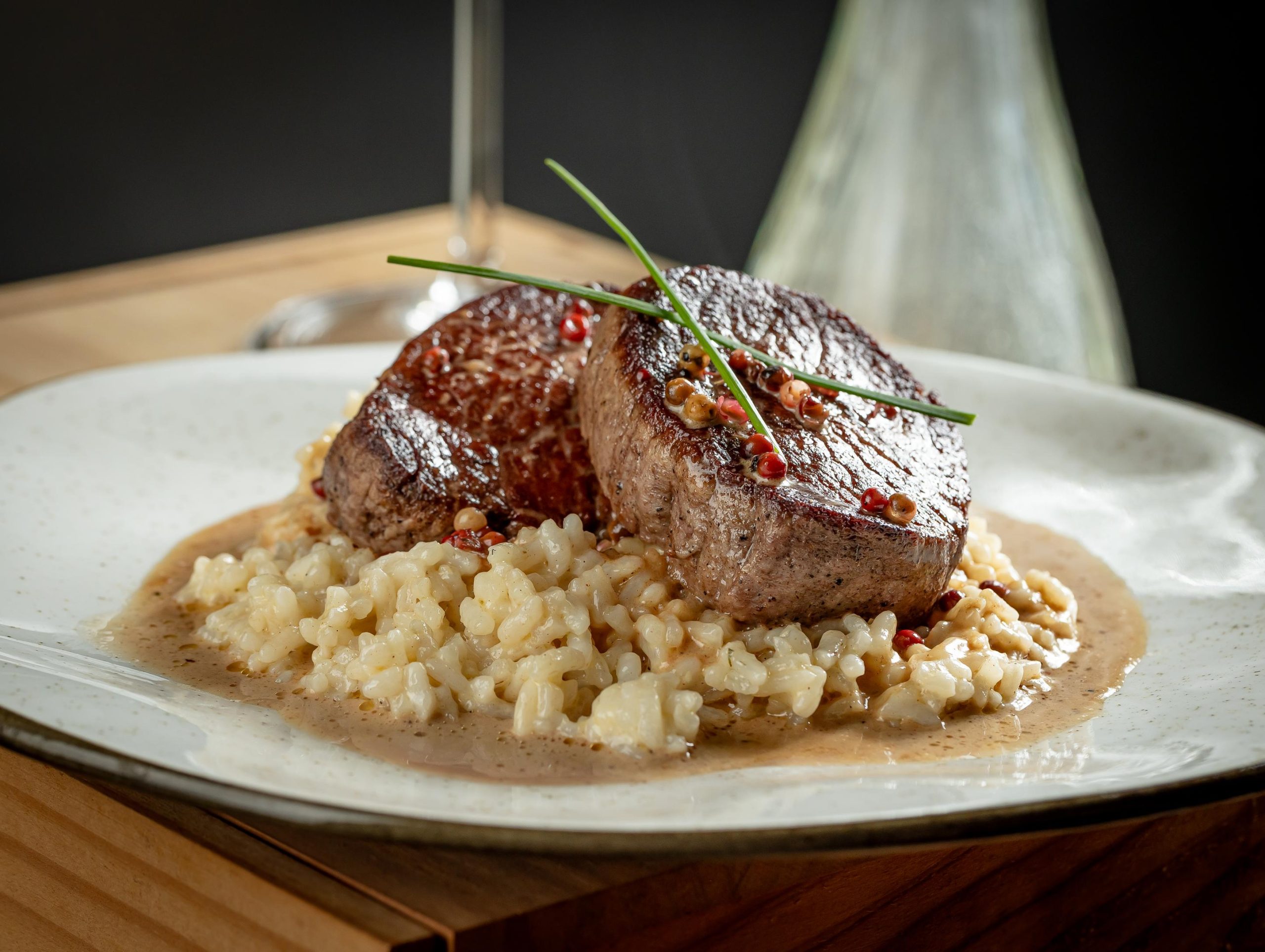 Eme Arte e Gastrô lança novo menu com sabor de casa e toque de sofisticação 9 Eme Arte e Gastrô - Medalhão de mignon ao molho poivre com risoto de grana padano - Foto: Diana Cabral