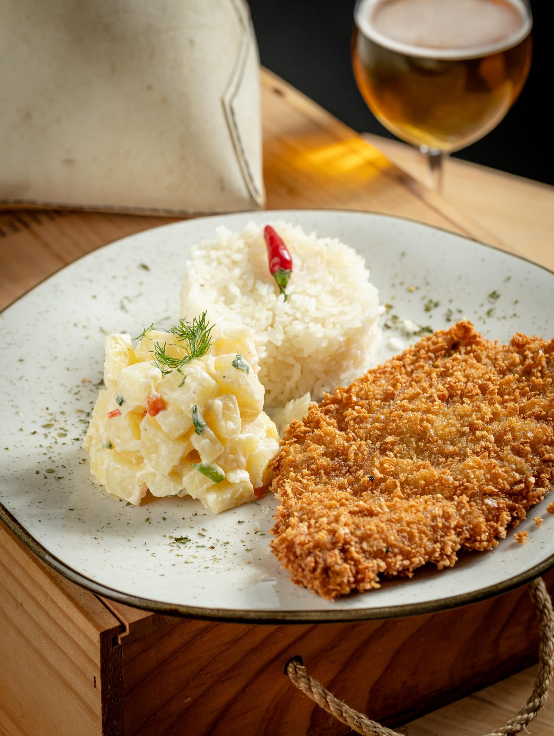 Eme Arte e Gastrô lança novo menu com sabor de casa e toque de sofisticação 8 Eme Arte e Gastrô - Milanesa de mignon com salada de batata - Foto: Diana Cabral