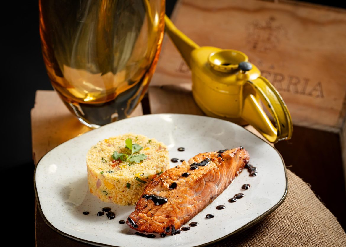 Eme Arte e Gastrô - Salmão grelhado com redução de balsâmico com cuscuz marroquino - Foto: Diana Cabral