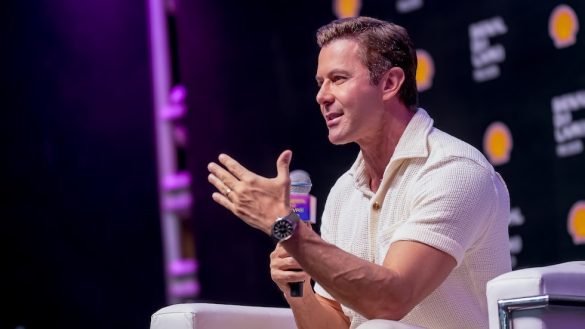 Junior Rostirola faz história na Bienal do Rio com 6 obras inéditas