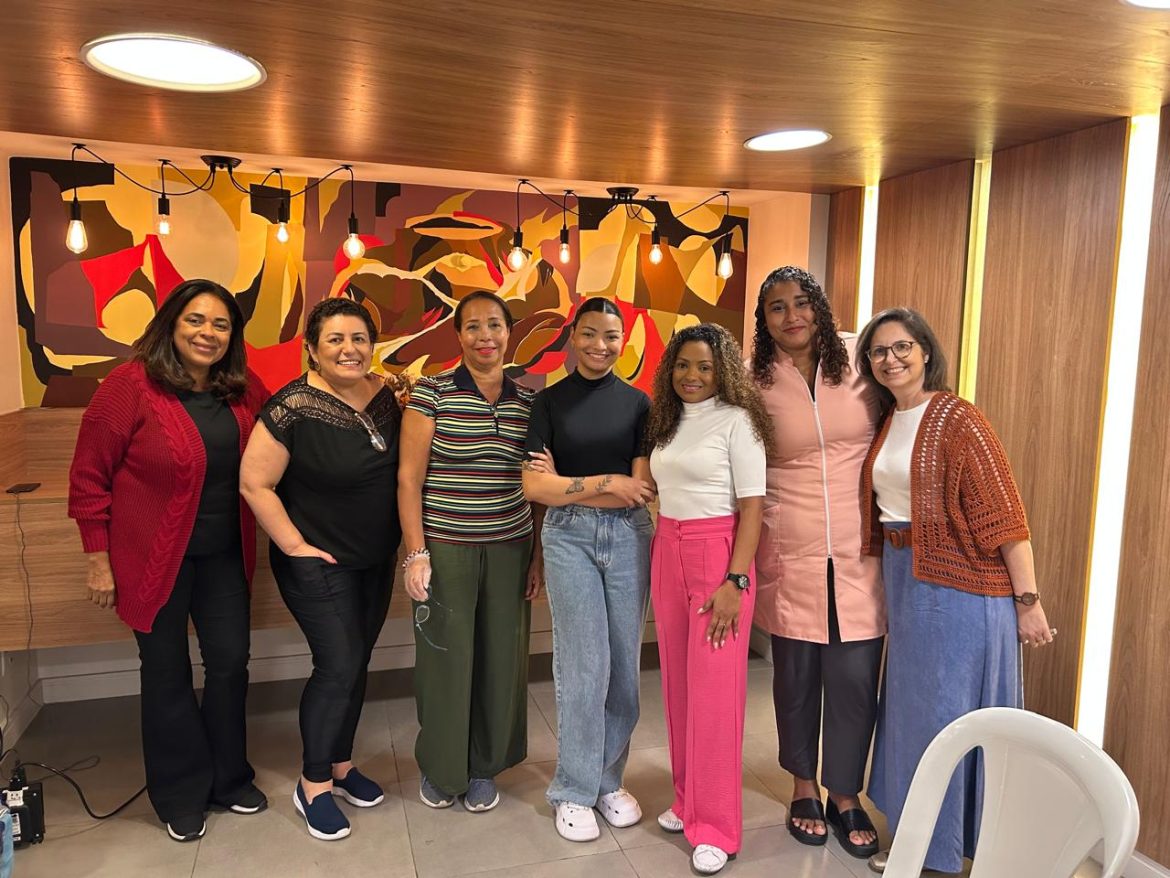 Luciana (à direita) comemora a ação com as cabeleireiras, a esteticista, a maquiadora e as duas manicures