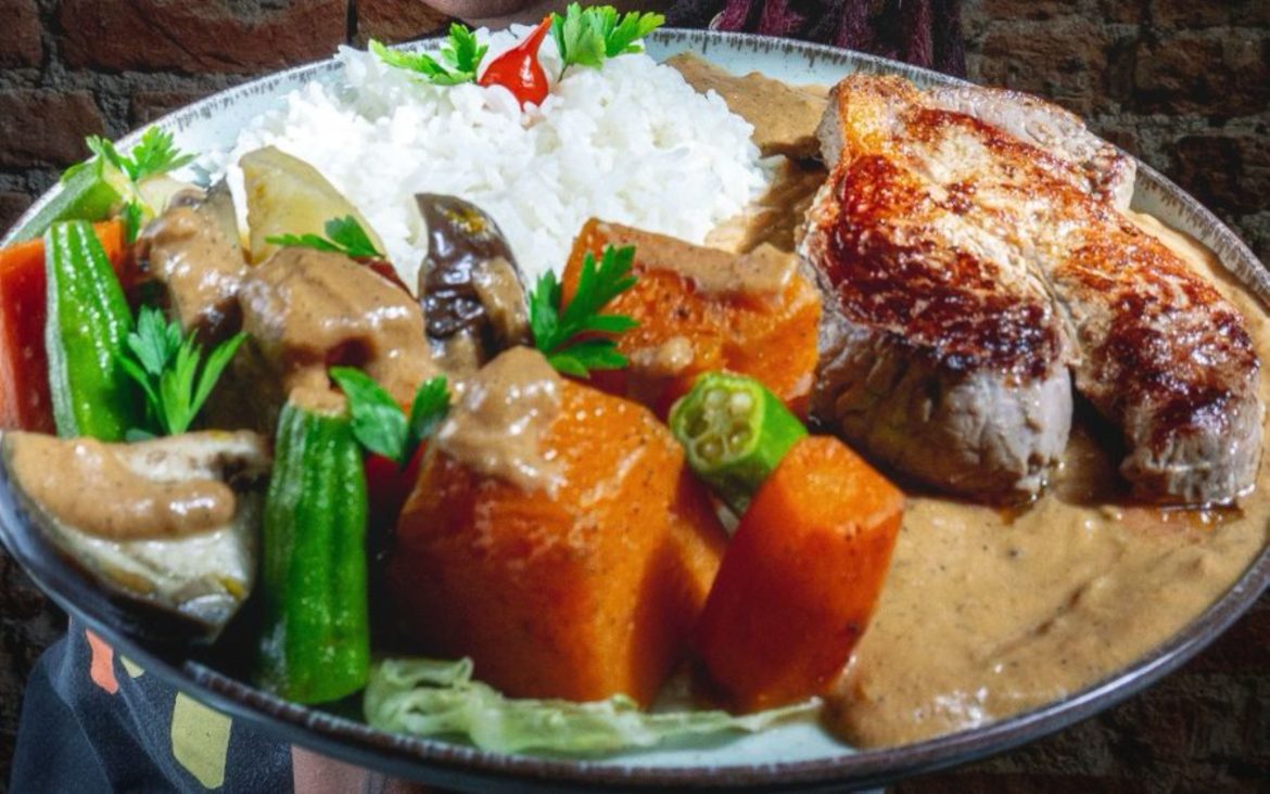 Mafé Boeufe Senegal Carne bovina, molho de pasta de amendoin, vegetais