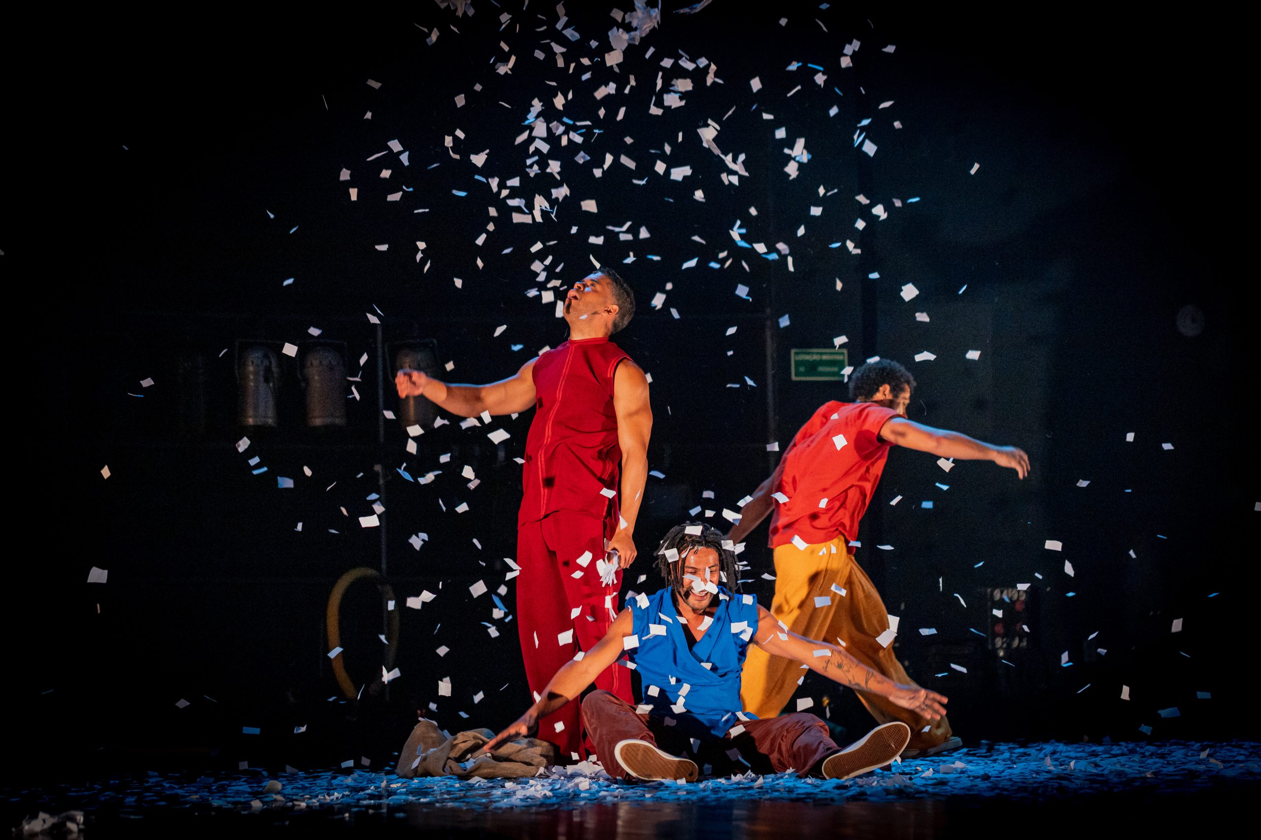 Multifoco Companhia de Teatro celebra 15 anos com mostra de repertório na cidade do Rio de Janeiro 8 POR QUE NÃO NÓS - Fotos de Lucas Lima