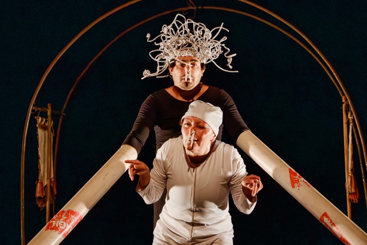 Pequena Companhia de Teatro - Dessassossego - Atores Luciana Duarte e Jeyzon Leonardo Foto de Mar Pereira