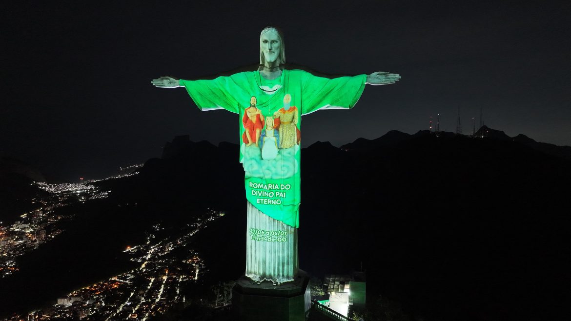 Cristo Redentor recebe projeção especial em comemoração aos 185 anos de devoção ao Divino Pai Eterno