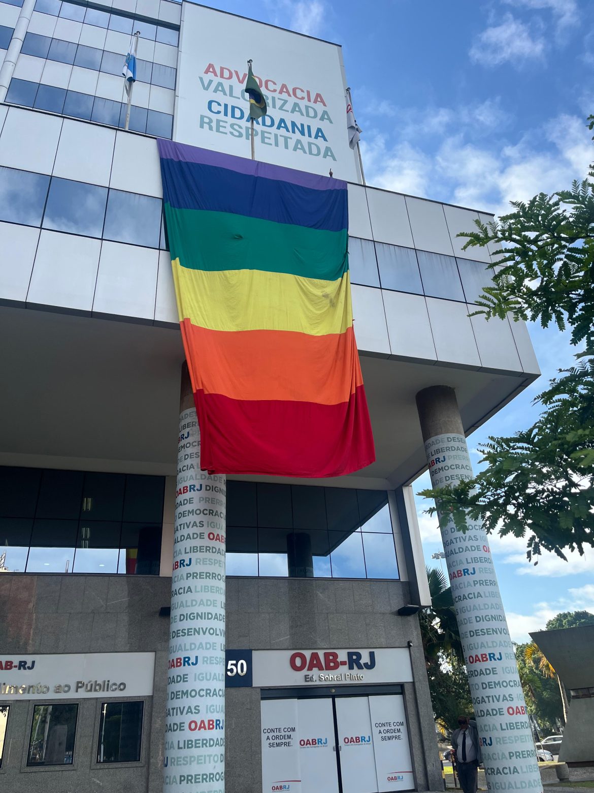 Prédio da OAB-RJ recebe bandeirão LGBTQIAPN+ de dez metros para celebrar o Dia do Orgulho