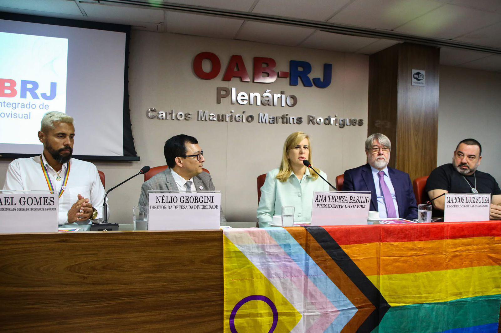 Prédio da OAB-RJ recebe bandeirão LGBTQIAPN+ de dez metros para celebrar o Dia do Orgulho