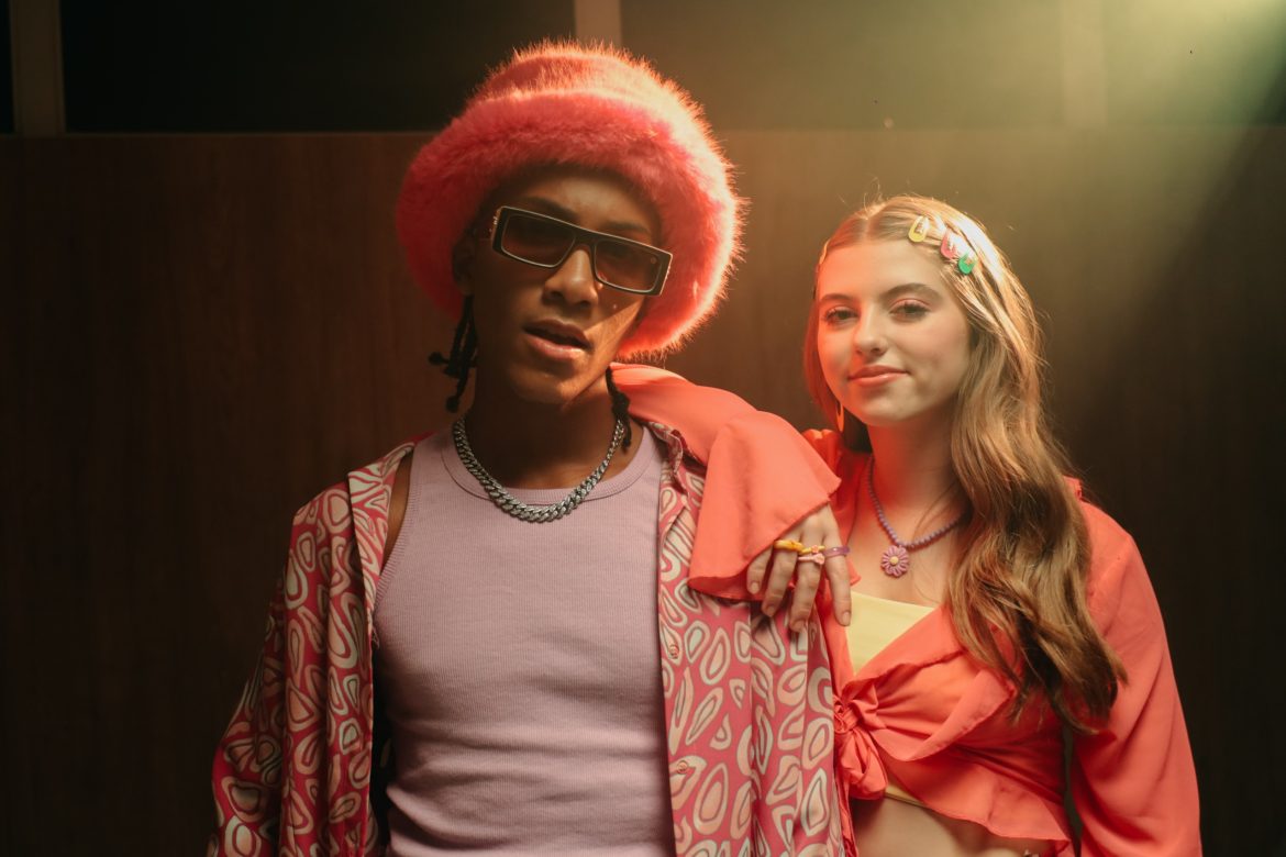 Agyei Augusto lança clipe da envolvente “Tok Tok” com participação especial de Lorena Queiroz