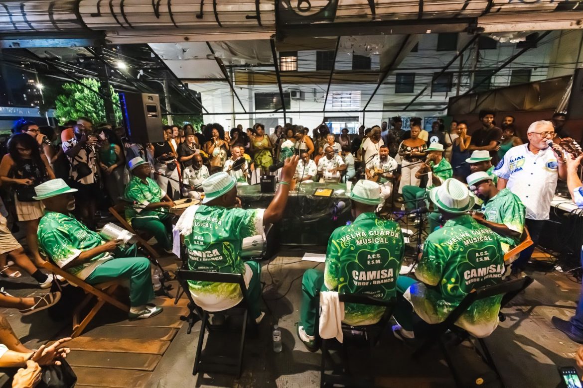 Roda de samba da Velha Guarda Musical do Camisa Verde e Branco, durante o lançamento da exposição do Cartografias de Bambas, em fevereiro deste ano - Foto: Danylo Marttins