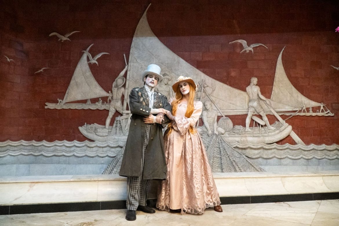 Teatro Riachuelo Rio celebra segundo mês de visitas guiadas e teatralizadas gratuitas que compartilham a memória do espaço com o público