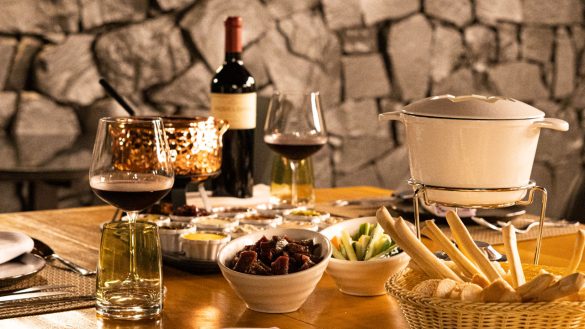 Fondue Suiço servido no Wine Bar Sanma Hotel