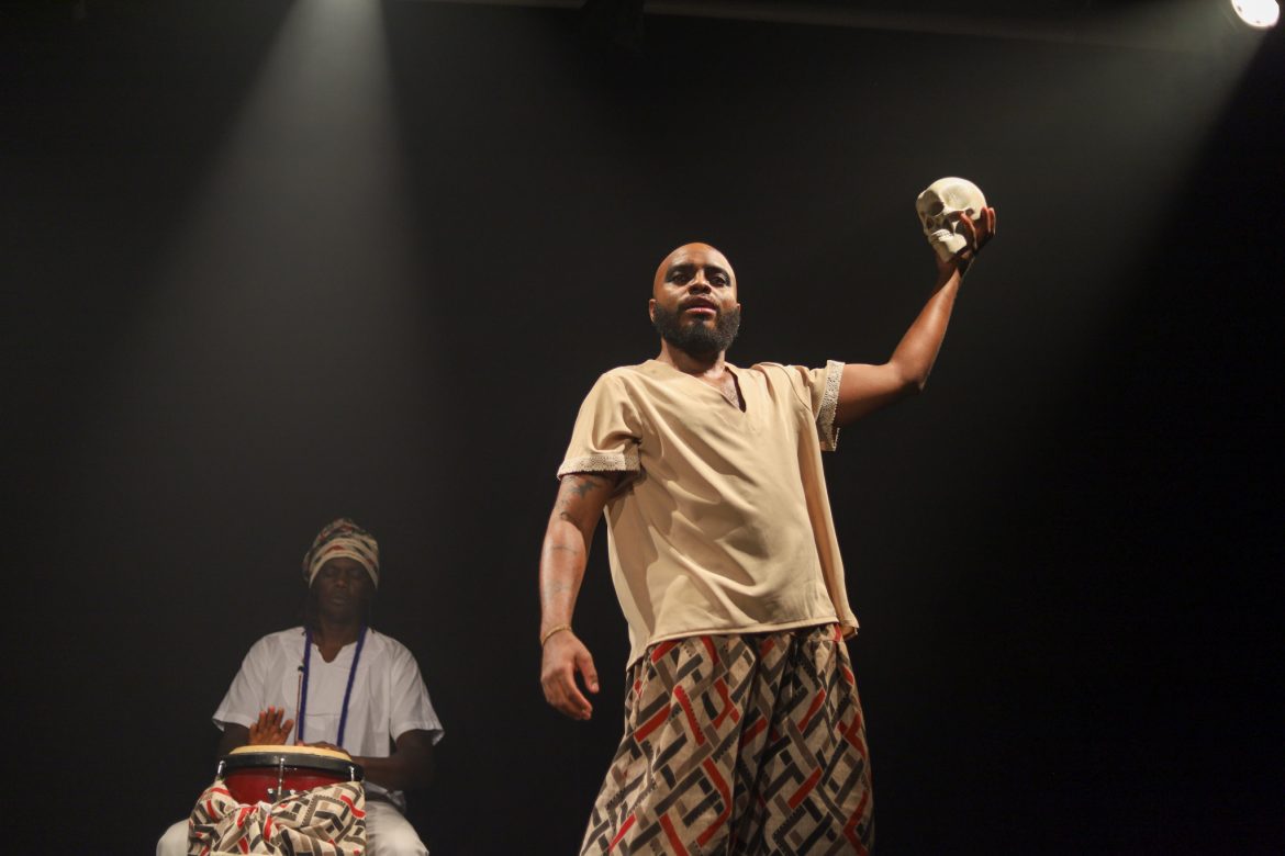 A peça Carukango retrata a trajetória do líder quilombola moçambicano (Foto: Julio Teixeira)