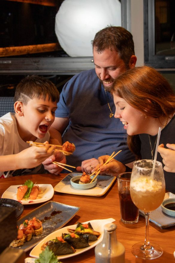 Beni Schvartz com os filhos - Peixoto Sushi - Foto: Rodrigo Galvão