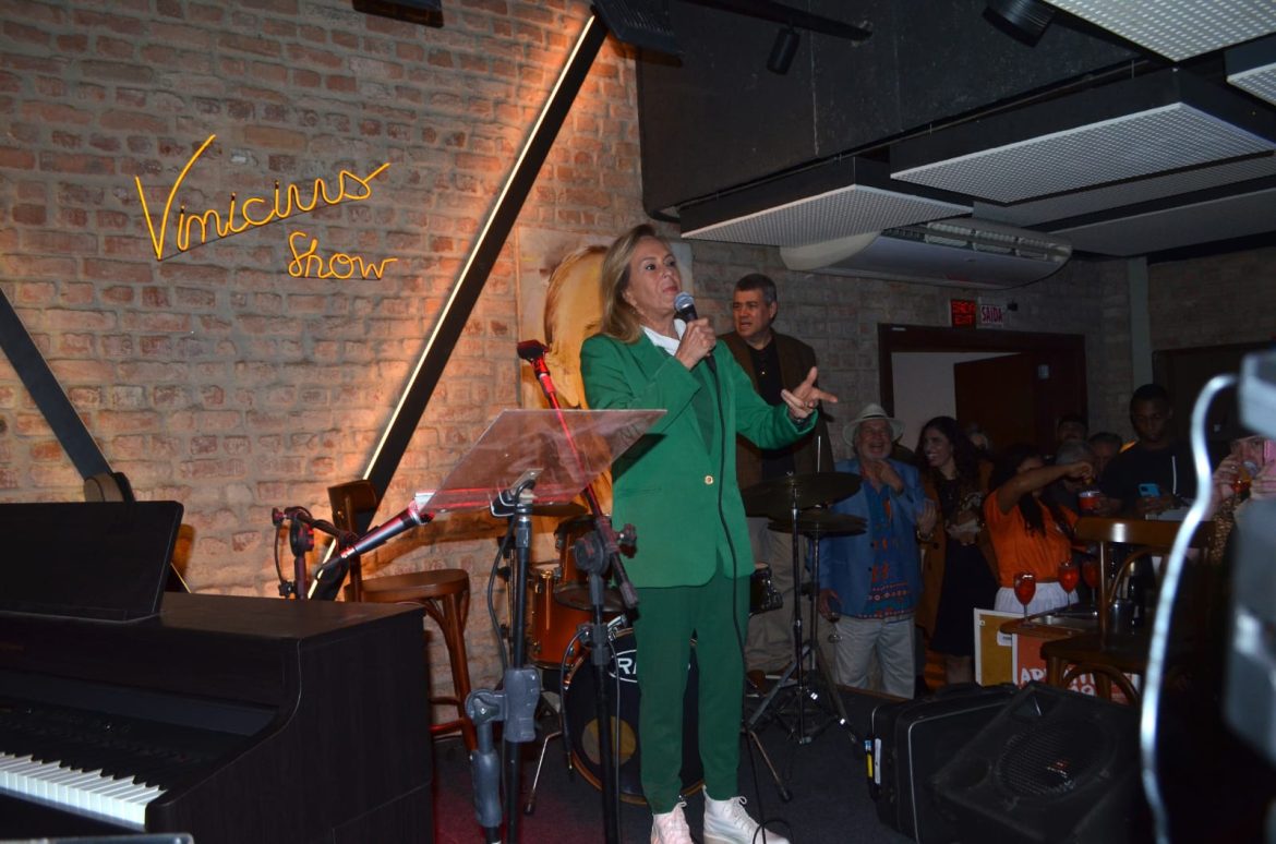 HELO PINHEIRO no palco do VINICIUS